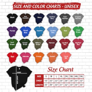Op de afbeelding: Unisex T-shirt maat- en kleurenkaart met een verscheidenheid aan kleuren en maten. De kaart toont de borst- en lengtemaat in inches voor maten S tot en met 5XL.