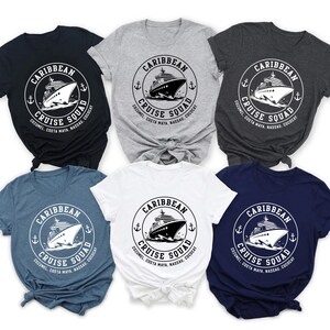 以下が含まれることがあります： ネイビー、グレー、白など、さまざまな色の6枚のTシャツ。それぞれに、クルーズ船、アンカー、そして「Caribbean Cruise Squad」という言葉が入った円形のグラフィックが描かれています。テキストには「Cozumel、Costa Maya、Nassau、Cococat」も含まれています。