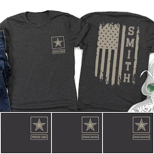 Könnte beinhalten: Dunkelgraue T-Shirts mit einem militärischen Sternlogo und den Worten "PROUD MOM" auf der Vorderseite. Die Rückseite des Shirts zeigt ein abgenutztes amerikanisches Flaggen-Design mit dem Namen "SMITH". Zusätzliche Shirts sind mit "PROUD DAD", "PROUD SISTER" und "PROUD BROTHER" abgebildet.