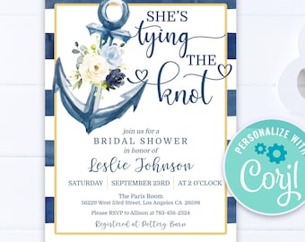 Puede incluir: Una invitación a una despedida de soltera a rayas azules y blancas con un diseño de ancla y flores. El texto dice "She's tying the knot" e incluye detalles del evento, como la fecha, la hora y la ubicación. La invitación está personalizada con el nombre "Corjl" en un círculo turquesa con engranajes.