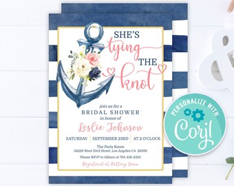 Puede incluir: Un fondo a rayas azul y blanco con una tarjeta blanca que presenta una ilustración de acuarela de un ancla con flores rosas y blancas. El texto en la tarjeta dice "She's tying the knot" e incluye detalles para una despedida de soltera. Un círculo turquesa con el texto "Personalizar con Corjl" está en la esquina inferior derecha.