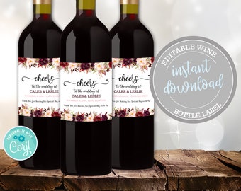 Könnte beinhalten: Drei Weinflaschen mit personalisierten Etiketten, die ein florales Design in den Farben Burgunder, Rosa und Weiß zeigen. Die Etiketten tragen den Schriftzug "cheers" und "zur Hochzeit von Caleb & Leslie".