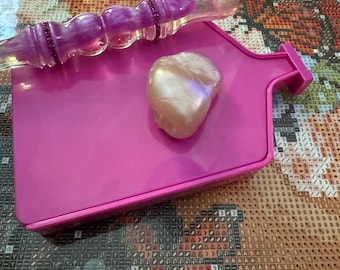 Op de afbeelding: Een roze diamant schildertablet met een parelmoer steen en een paarse en heldere diamant schilderpen. De tablet is rechthoekig met een klein handvat. De pen heeft een paarse, glinsterende handgreep.