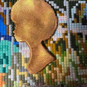 Puede incluir: Una taza de cerámica blanca con un asa negra y el texto "But First, Coffee" en negrita negra. La taza se encuentra sobre un fondo borroso, sugiriendo un ambiente acogedor.