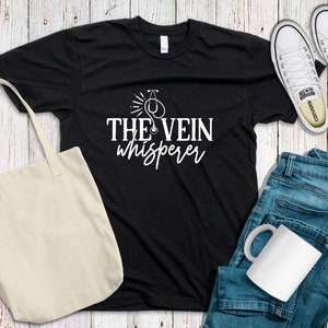 Camisetas unissex The Vein Whisperer, camiseta de manga curta, camisa de enfermeira flebotomista, camiseta de enfermeira, camisa de sussurro de veia, camisa flebotomista