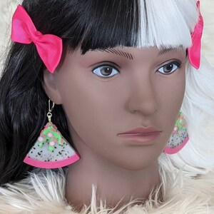 Pendientes de fruta Kawaii, pendientes de rebanada de fruta de dragón glow frosting, pendientes de fruta de dragón por goteo de caramelo, pendientes de fruta realistas