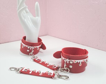 Kawaii Erdbeer Kunstleder Handschellen, Beeren & Creme Tropfen Sprinkles Manschetten-Set mit Verbindern