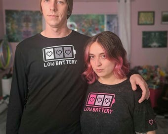 Niedliches Pixelated Batterie Shirt, Kurzarm "Low Batterie", Low Social Batterie Tshirt, Kawaii Batterie Niedrige Herzen Langarmshirt