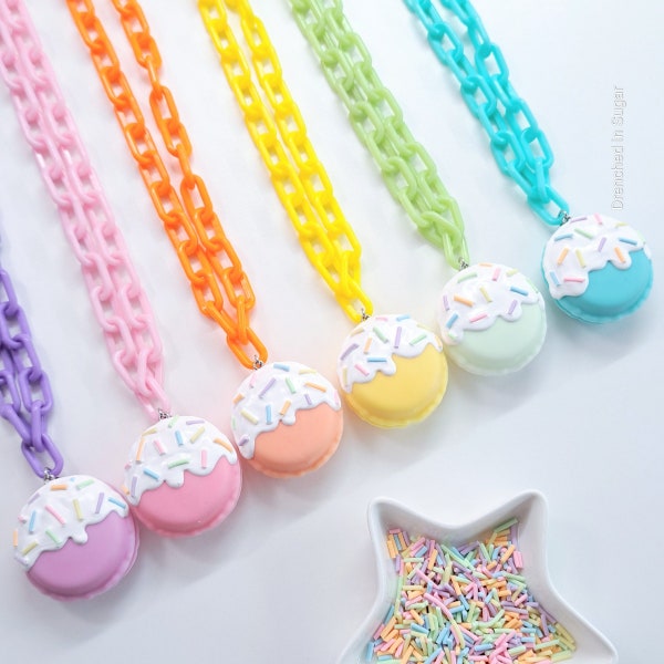 Pastel Rainbow Sprinkles Macaron Collier, Collier de chaîne en plastique coloré Kawaii, Pastel Rainbow Macaron Locket Container Necklace