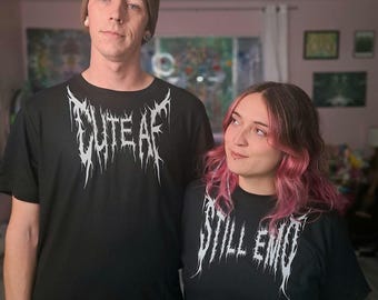 Emo Metalcore Süßes Tshirt, "Cute AF" "Still Emo" Metalcore Schrift, Metalcore Herz, Cyber Sigil Goth Mandala Langarm."