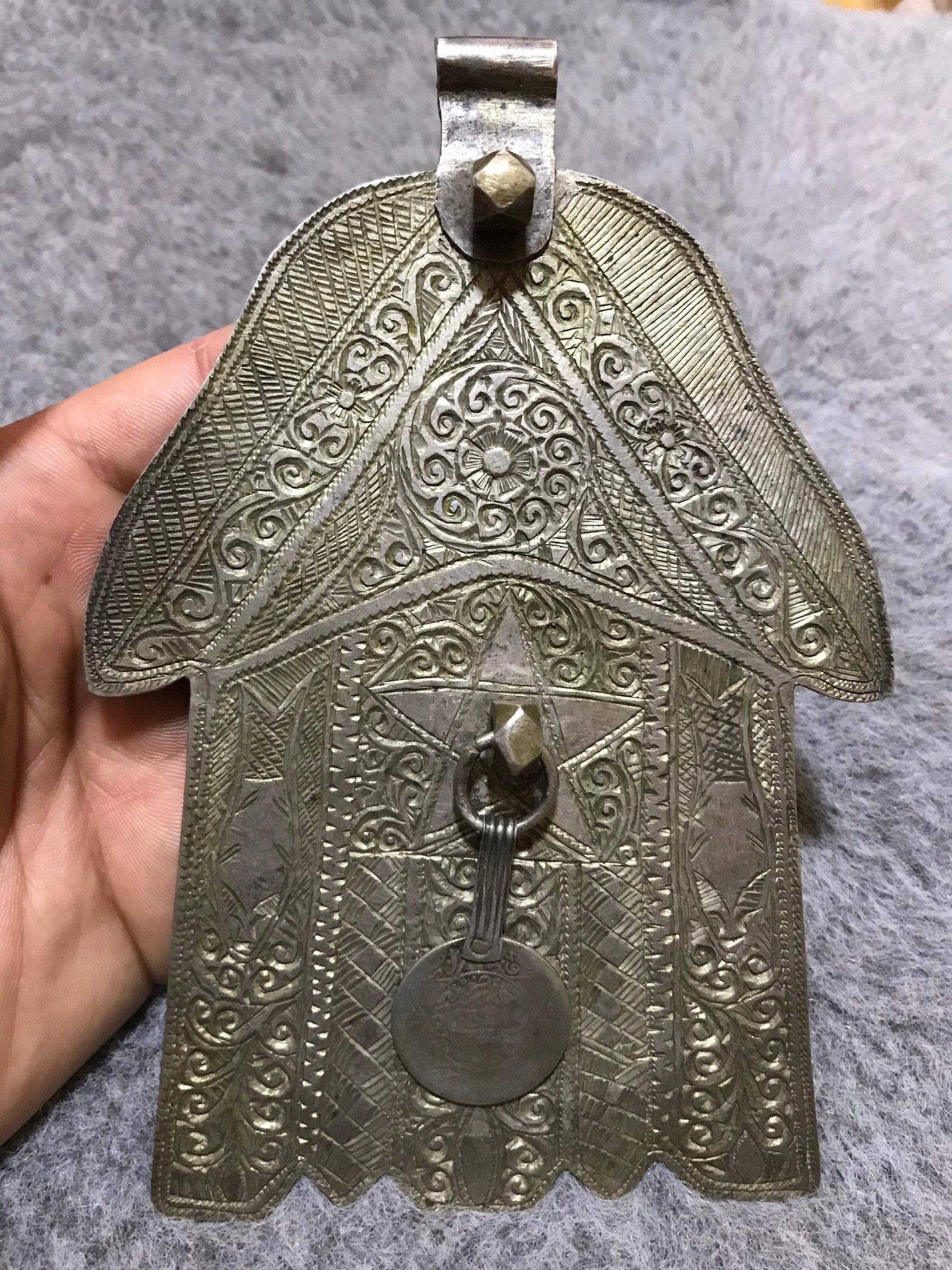 Grand Pendentif Khamsa Main De Fatma Résine Dorée - Collier Fantaisie 9cm