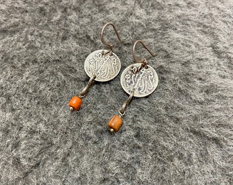 Boucles d’oreilles en argent berbère antique avec de vieilles perles de corail, boucles d’oreilles marocaines, boucles d’oreilles de pièces de monnaie, bijoux marocains