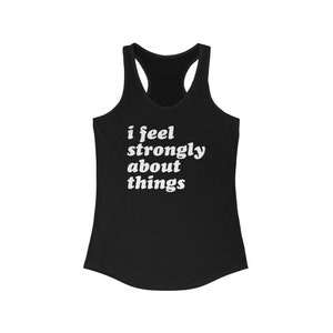 Puede incluir: Camiseta de tirantes negra con texto blanco que dice "i feel strongly about things".