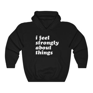 Puede incluir: Sudadera con capucha negra con el texto "i feel strongly about things" en blanco.