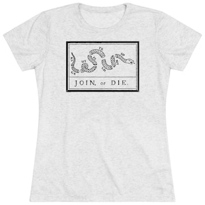 Puede incluir: Una camiseta gris con una imagen en blanco y negro de una serpiente con las palabras "JOIN, or DIE." impresas en ella.