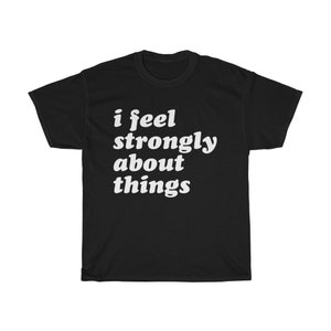 Puede incluir: Camiseta negra con texto blanco que dice "i feel strongly about things".