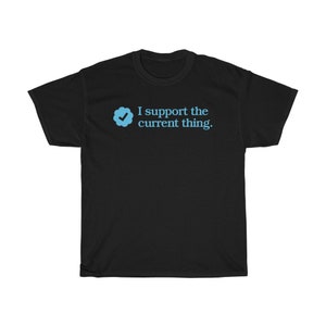Könnte beinhalten: Schwarzes T-Shirt mit einem blauen Häkchen-Symbol und dem Text "Ich unterstütze das aktuelle Ding."