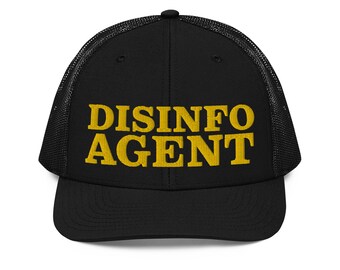 Puede incluir: Gorra de camionero negra con parte trasera de malla y visera curva. La parte delantera de la gorra presenta el texto bordado "DISINFO AGENT" en una fuente amarilla audaz. Un accesorio elegante para el uso diario.