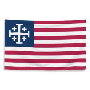 Könnte beinhalten: Eine rechteckige Flagge mit einem blauen Flaggenmast, der ein weißes Jerusalemer Kreuz-Design zeigt. Die Flagge hat abwechselnd rote und weiße horizontale Streifen. Die Flagge ist aus Stoff und hat Ösen zum Aufhängen.