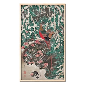Op de afbeelding: Een ingelijste verticale kunstdruk met een goudfazant met een felrode borst en lange staartveren zittend op een tak. De scène bevat roze bloemen en donkergroene dennennaalden bedekt met witte sneeuw, met een rood zegel in de hoek.