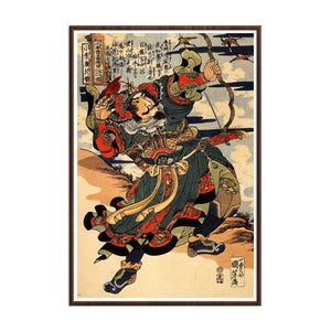 Op de afbeelding: Een ingelijste Japanse houtsnede die een krijger in actie afbeeldt, die een boog trekt. Het kunstwerk heeft levendige kleuren, met de krijger in sierlijk harnas en een dynamische pose tegen een landschapsachtergrond. De prent bevat Japanse tekst.