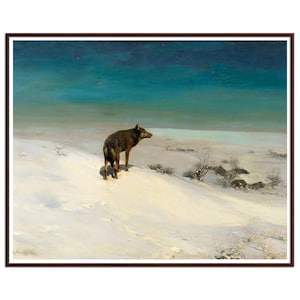 Peut inclure: Une peinture représentant un chien brun foncé debout sur une dune enneigée surplombant une vaste mer bleu profond. Le paysage présente des parcelles de végétation sèche et clairsemée ainsi qu'une petite structure enneigée près du rivage.