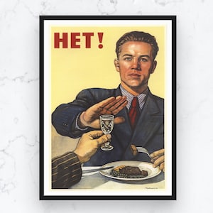 Puede incluir: Un cartel de propaganda soviético de época con la palabra "HET!" en letras rojas. Un hombre con traje se muestra rechazando un vaso de alcohol, con un plato de comida delante de él.