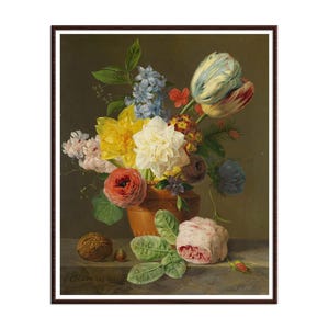 Op de afbeelding: Een stilleven schilderij met een terracotta vaas gevuld met een kleurrijk boeket van gele, witte, roze en blauwe bloemen, waaronder tulpen en rozen. Een enkele walnoot ligt op het stenen oppervlak naast de vaas tegen een donkere achtergrond.