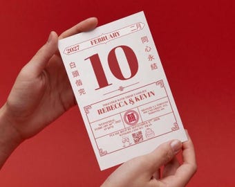 Könnte beinhalten: Eine rechteckige Hochzeitseinladungskarte mit weißem Hintergrund und rotem Text. Die Karte zeigt das Datum 10. Februar 2027, die Namen Rebecca & Kevin, chinesische Schriftzeichen, ein Doppeltes-Glück-Symbol, einen QR-Code und kleine Symbole.