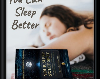 Può includere: Un libro intitolato "Your Sleep Sweet Spot" con il sottotitolo "Why Sleep and Dreams Are Not An Option. You Can Find Your Unique Ritual and Schedule." di Diana Navarro, M.S. Il libro è appoggiato su un letto con una persona che dorme sullo sfondo. Il testo "You Can Sleep Better" è sovrapposto all'immagine.