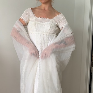 Vintage 1960s XXS/XS Floral Lace Wedding Gown with Detached Train/Veil, 1960s Lace Wedding Dress