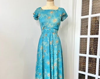 Vestido de día vintage de manga casquillo floral azul y beige de los años 40