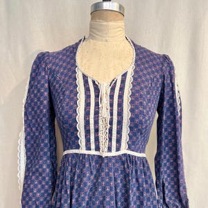 Vintage 1970s Gunne Sax M/L Blue & Pink Tulip Print Sweetheart Lace Up Maxi Dress, 1970s Gunne Sax Cottagecore Maxi Dress