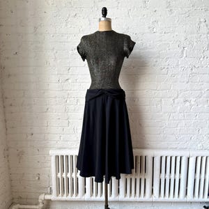 1940年代のブラックドレス、メタリックニットボディス、キャップスリーブ、ヴィンテージフィット、フレア、1940年代のドレス