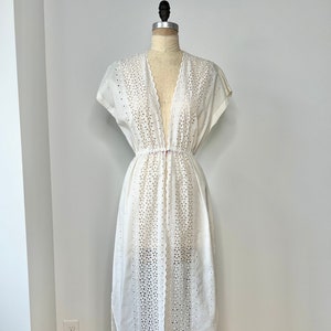 Vintage 1970s S/M Bohemian White Floral Eyelet Duster Cover Up