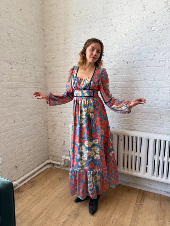 Vintage 1970s Sweet Floral Daisy Print Maxi Dress Vintage 1970s Sweet Floral Daisy Print Maxi Dress
