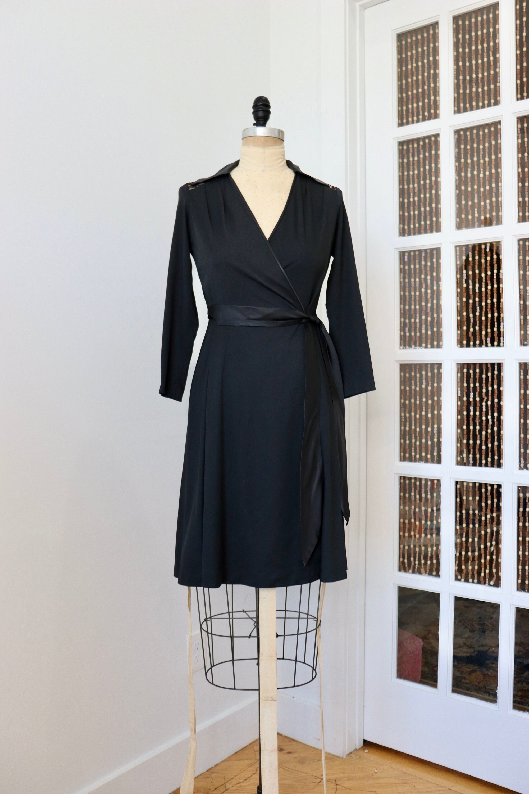 elie tahari ophelia short sleeve lace sheath dress Elie Tahari black and blue guipure lace dress, size 6, NEW WITH TAGS! main image 1