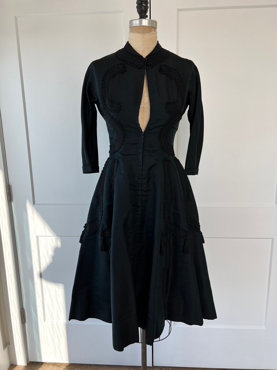 ヴィンテージ 1950 年代 XS ブラック アップリケ フィット & フレア