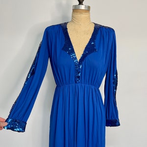 Vestido midi azul rey con cuello en V de Loris Azzaro, años 70 y 80