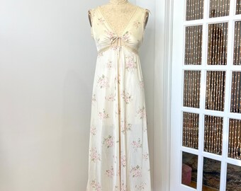 Robe nuisette vintage S/M florale douce avec trou de serrure des années 1970 signée « Marc »