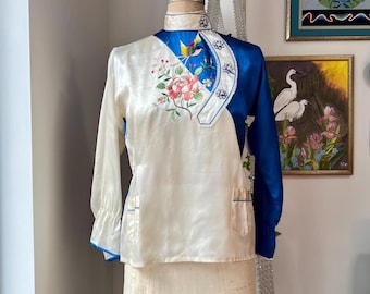 Chemisier de pyjama brodé en satin vintage : haut oiseau fleuri des années 40