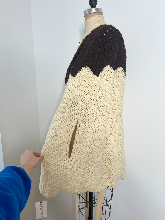 Vintage 1970s Brown & Off White Crochet Poncho - image 5