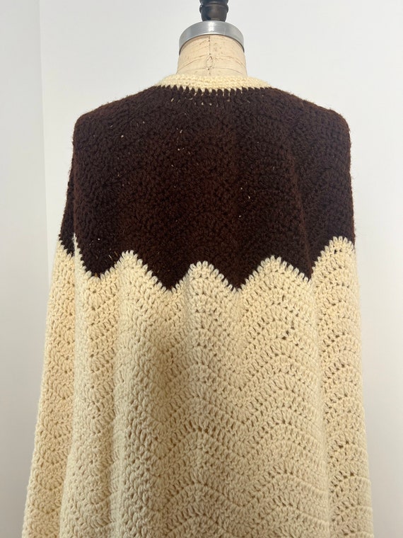 Vintage 1970s Brown & Off White Crochet Poncho - image 9