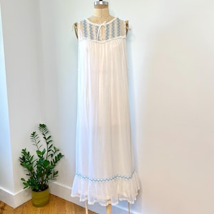 Vintage 1960s White & Blue Eyelet Floral Negligee