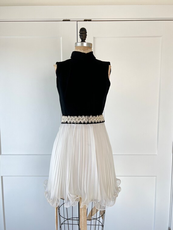 Vintage Flower Square Collar Colorblock Lace Up Flouncing Dress main image 0