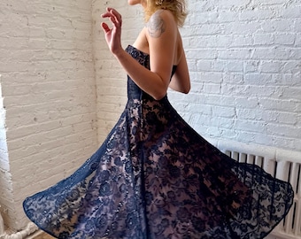 Sukienka Betsey Johnson z koronką i rozszerzanym dołem w stylu lat 90. i 2000.