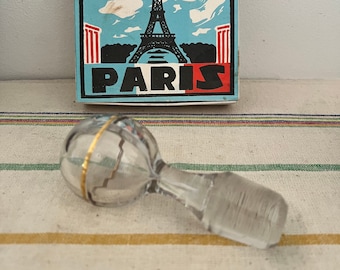 Un beau grand bouchon de carafe vintage français en cristal clair avec un anneau en or