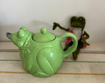 A fun retro French lime green frog deign ceramic teapot with loose tea spoon and teapot shape infuser