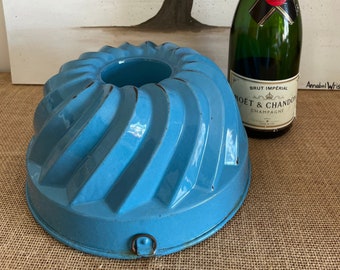 Un favoloso raro blu francese antico rotondo rotondo da 9,5 "di diametro stampo per torta in acciaio smaltato con un gancio a parete appendere