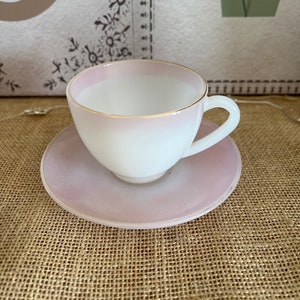 En sällsynt vintage Arcopal Harlequin stor rosa kaffe- eller tekopp med fat från 1950-talet - fat 14 cm / 5,25 tum i diameter och kopp 9 cm / 3,5 tum